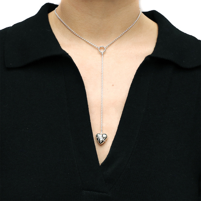 ハートが縛られたシルバーネックレス 着用写真